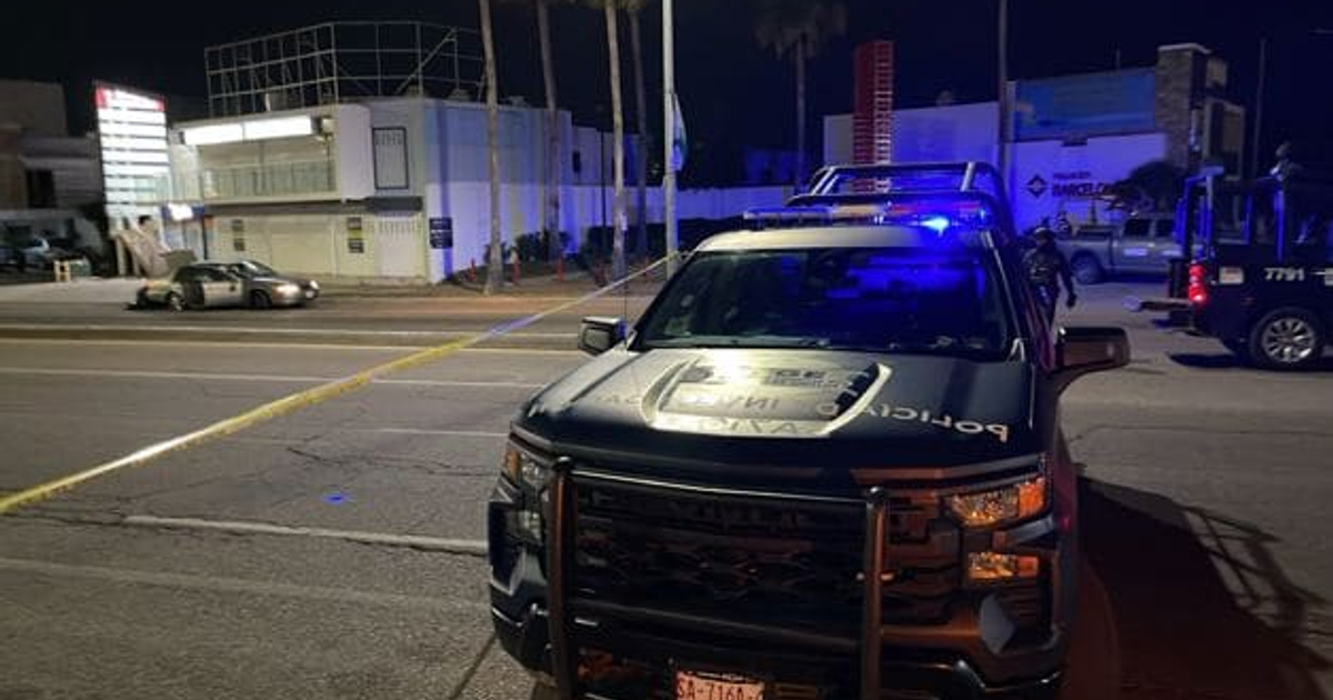 Operativo policial nocturno en Culiacán con camioneta policial y coche detenido, área acordonada.