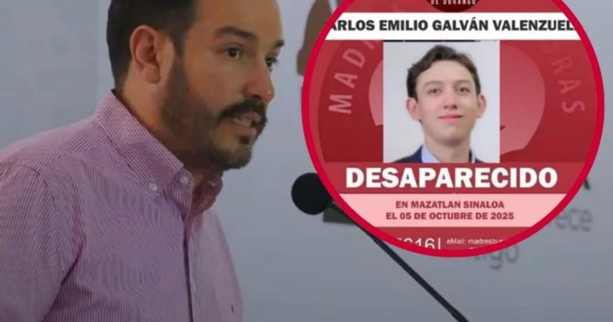 Hombre en evento con cartel de Carlos Emilio Galván Valenzuel desaparecido en Mazatlán