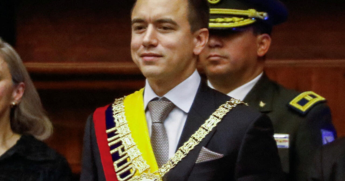 Individuo en evento formal con traje e insignias en Los Ríos, Ecuador, relacionado con denuncia de intento de envenenamiento al presidente Noboa.