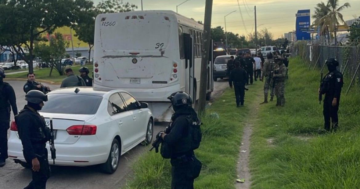 Operativo policial en libramiento II con autobús y automóvil blanco, relacionado con el caso de Daniel “N”.