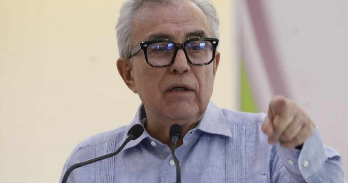 Persona hablando en un evento sobre alertas de viaje en Mazatlán