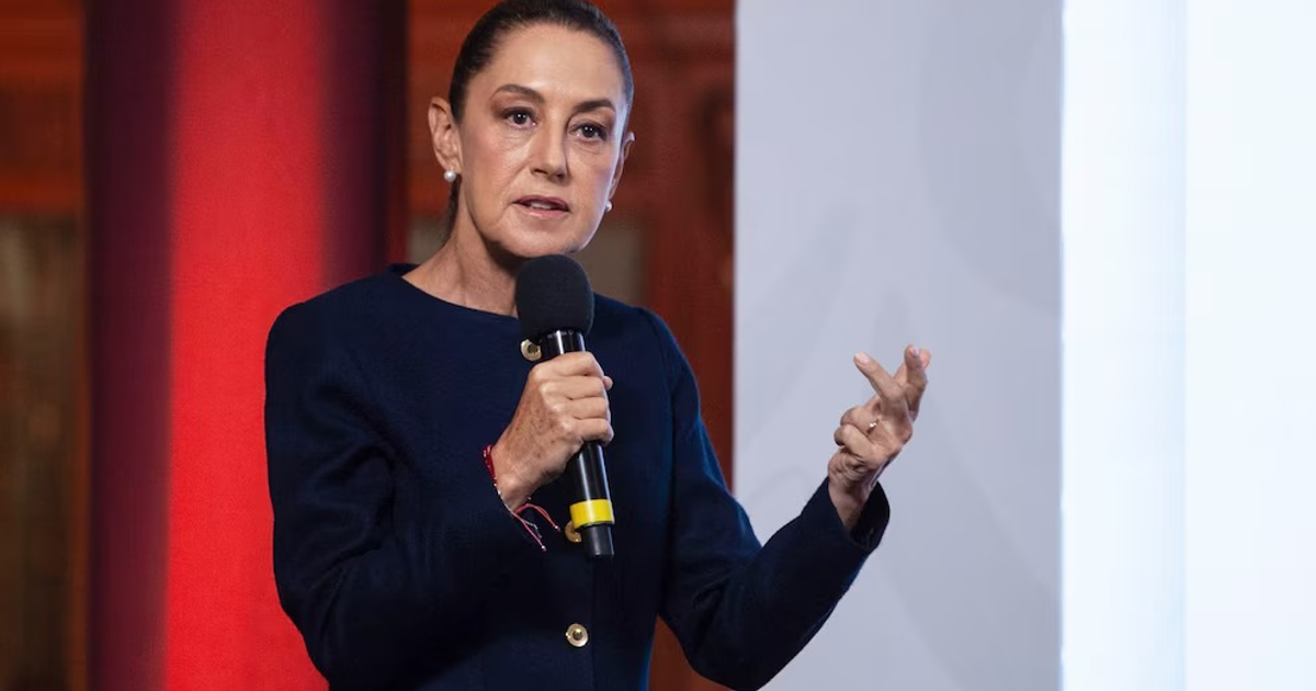 Persona hablando en conferencia sobre descarga de diésel en Ensenada