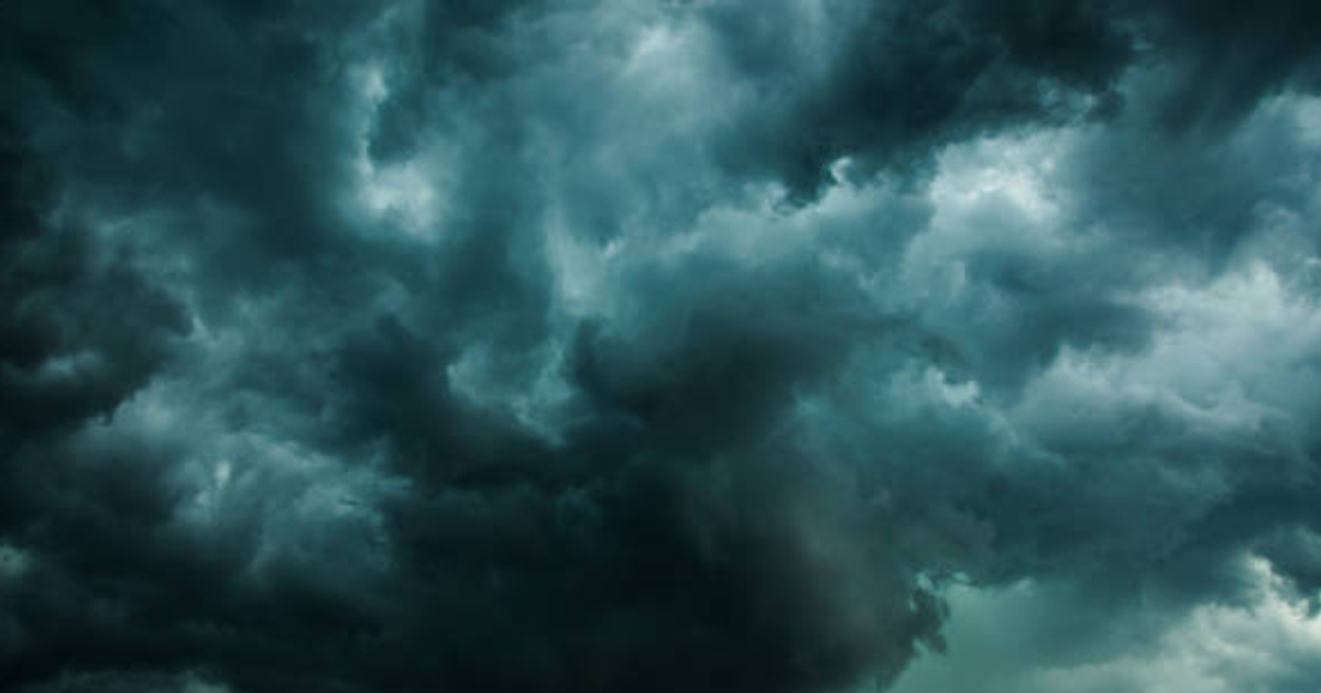 Cielo nublado con nubes oscuras en Sinaloa, indicando posible tormenta y descenso de temperaturas.