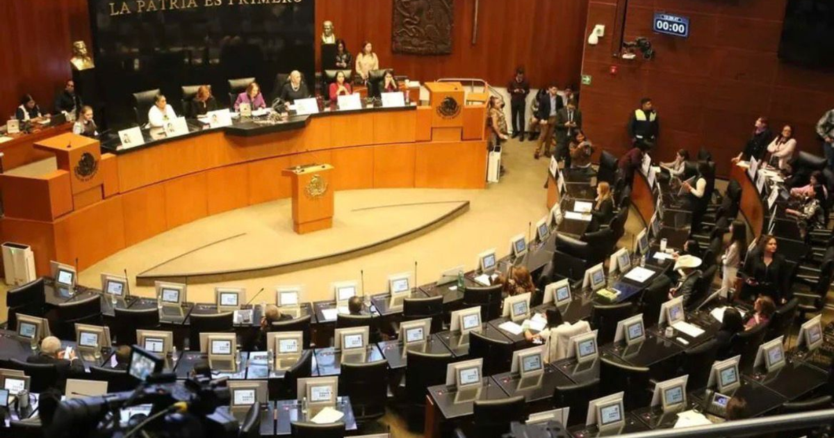 Recinto legislativo del Senado de México con legisladores en sesión y lema 'LA PATRIA ES PRIMERO'.