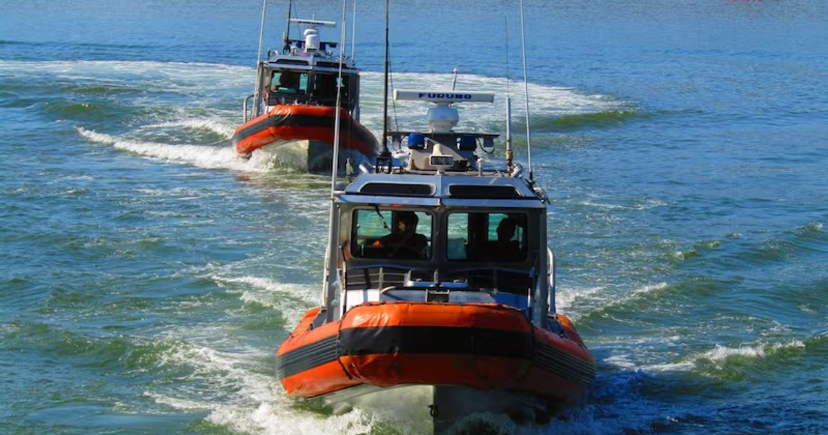 Botes de la SEMAR en movimiento durante un rescate en altamar, Sinaloa.