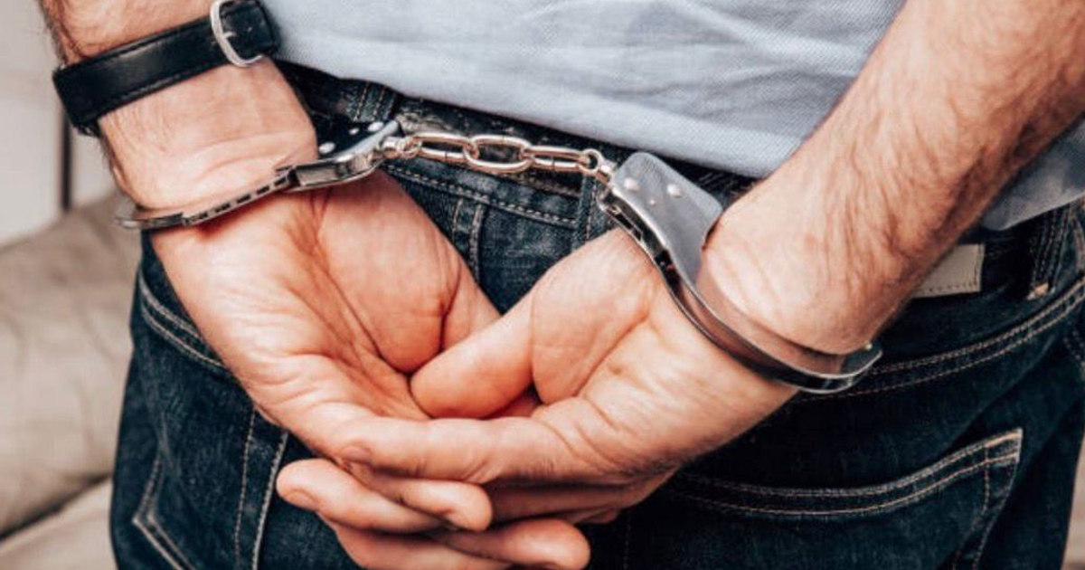 Manos esposadas detrás de la espalda, relacionadas con la detención de 'Beto Coca' en Tabasco.