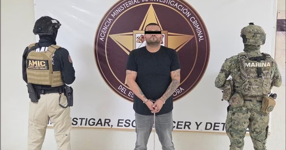 Hombre esposado detenido por AMIC y Marina en Nogales