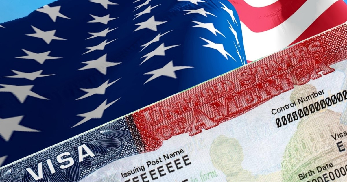Visa de Estados Unidos con bandera de fondo, relacionada con revocación de visas a políticos mexicanos.