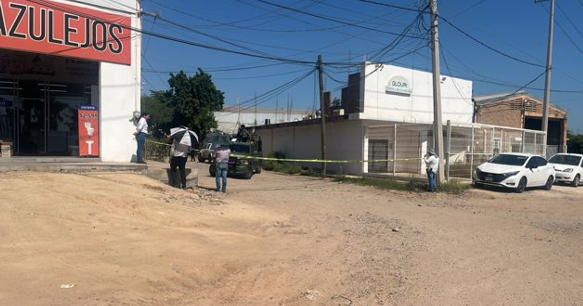 Escena urbana con cinta de seguridad y establecimiento de azulejos