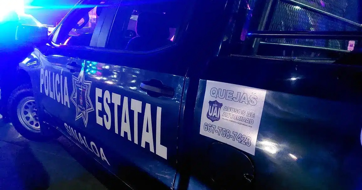 Camioneta de la Policía Estatal con luces de emergencia en Culiacán