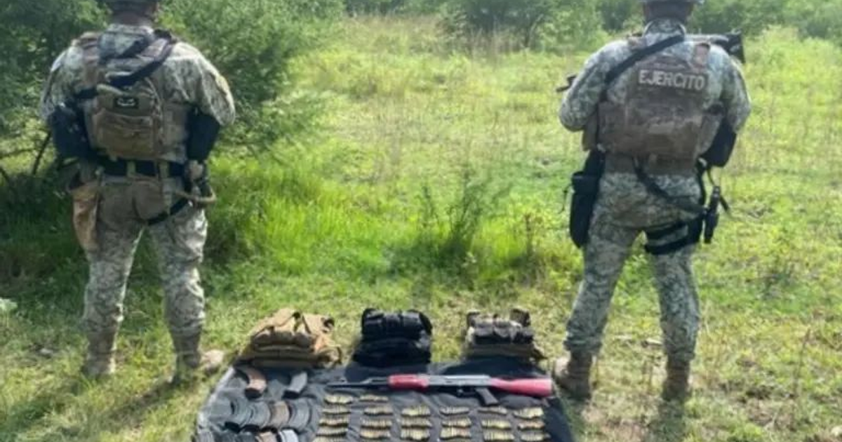 Soldados del Ejército Mexicano en operativo en Paredones, Culiacán, con armamento asegurado en primer plano.
