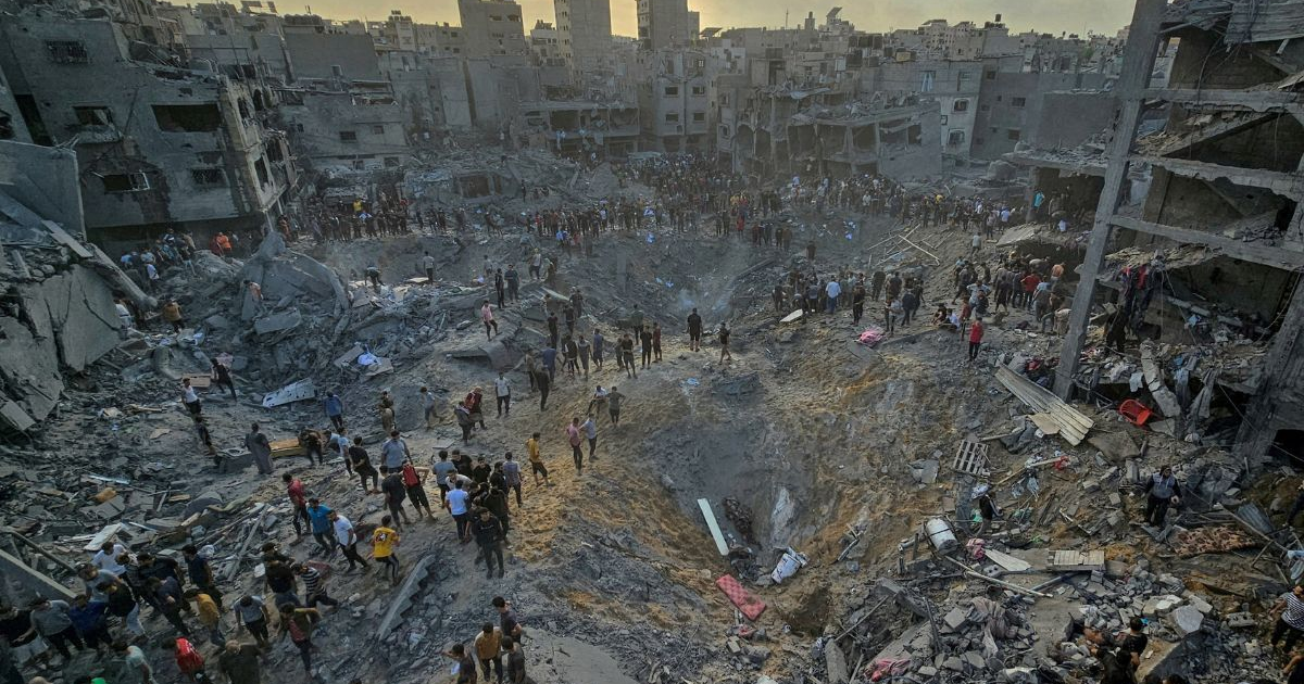 Cráter y escombros en Jan Yunis, Gaza, tras ataque