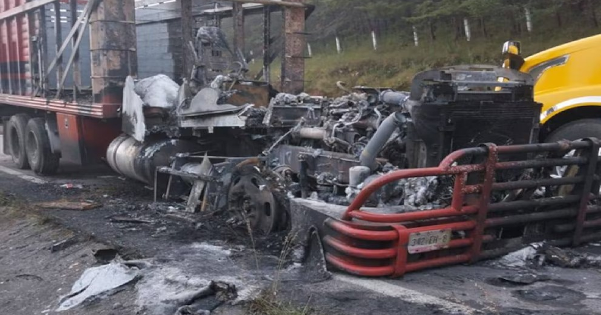 Camión quemado tras ataque en Michoacán