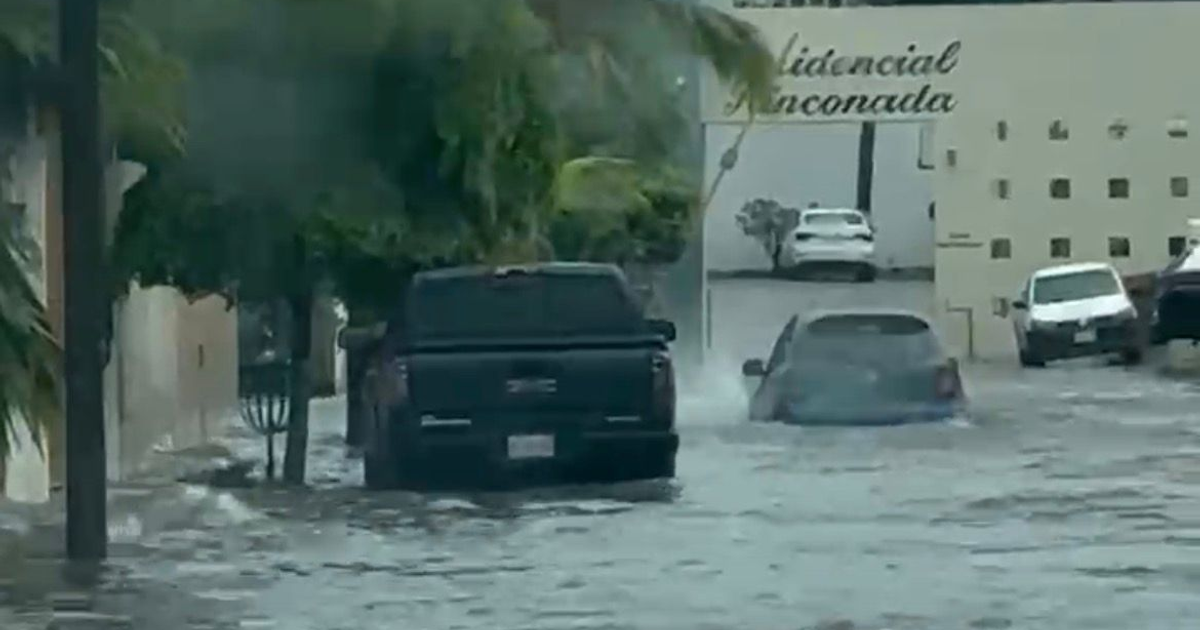 Vehículos sumergidos en inundación en Mazatlán tras lluvias intensas