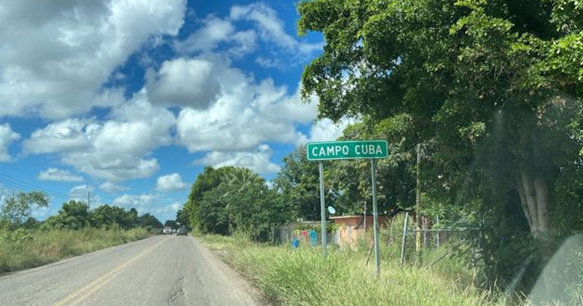 Camino con vegetación y letrero de 'CAMPO CUBA' en Culiacán, Sinaloa