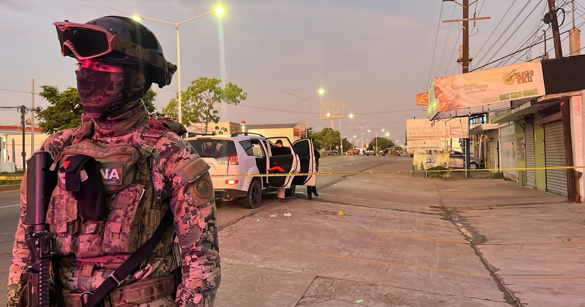 Agente de seguridad en escena de enfrentamiento en Culiacán con vehículo blanco y cinta de seguridad