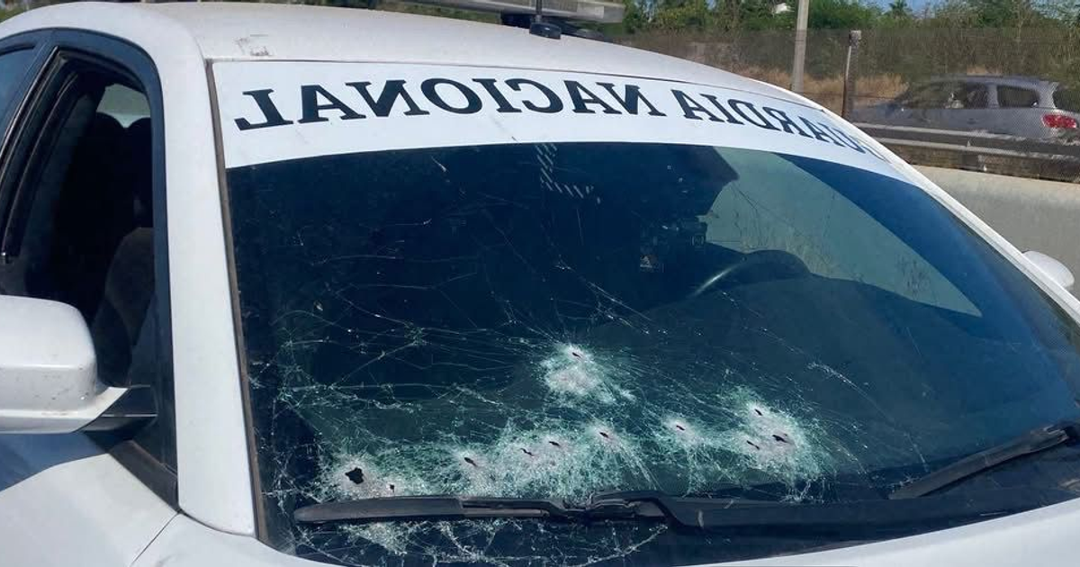 Vehículo blanco con parabrisas dañado en carretera, relacionado con enfrentamiento en Sinaloa.