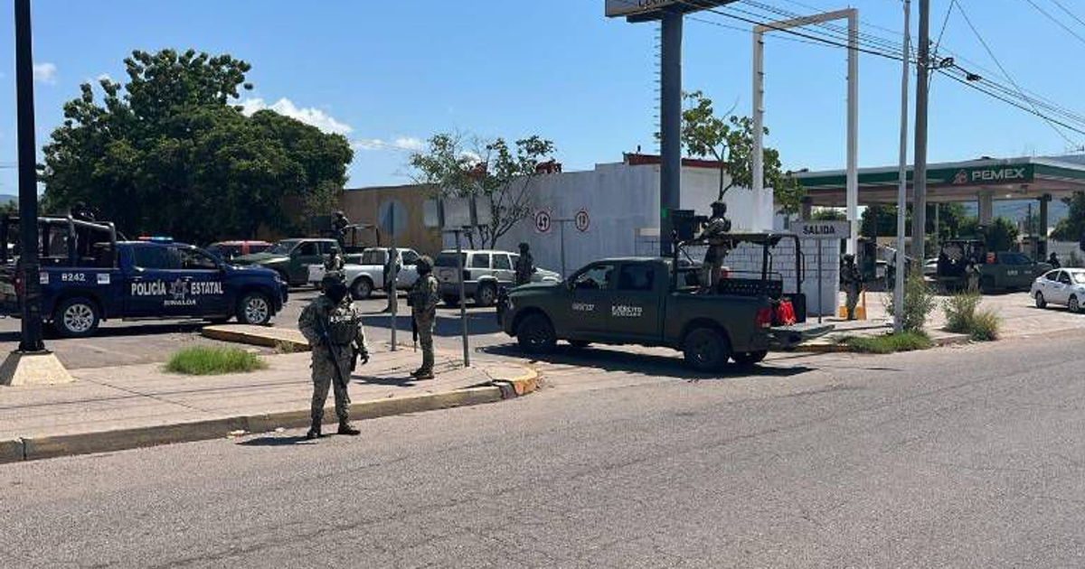 Operativo policial en gasolinera de Culiacán con vehículos y agentes armados