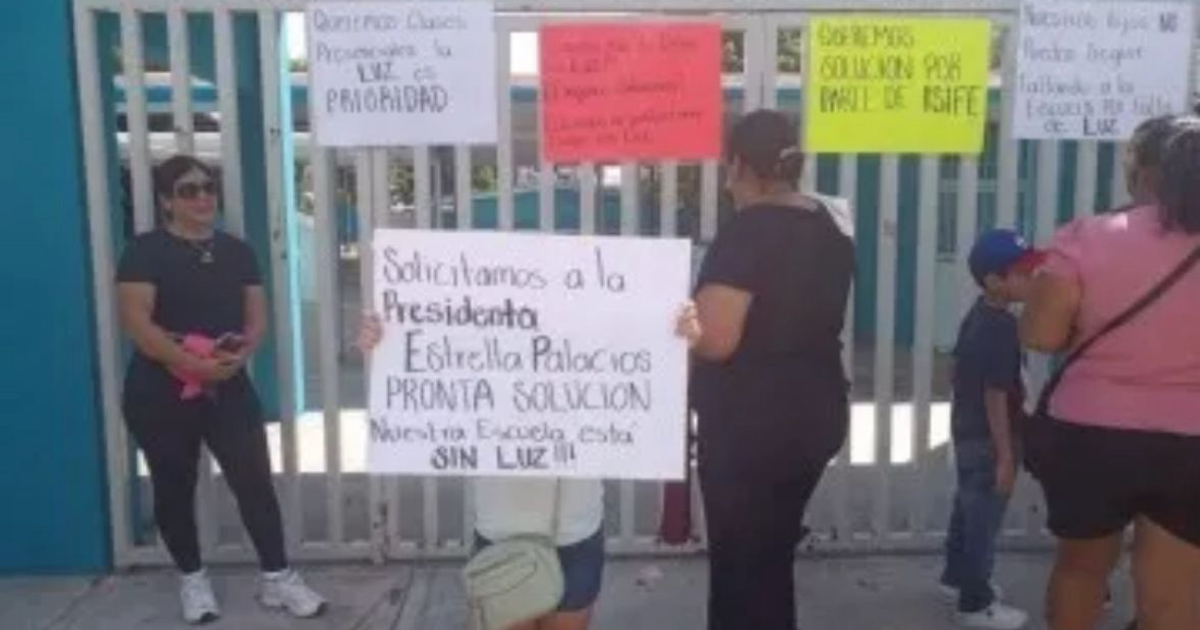 Protesta de padres en escuela primaria por falta de electricidad y servicios básicos