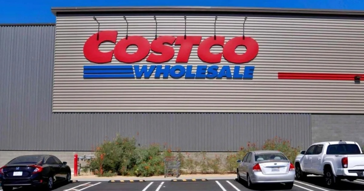 Fachada de Costco Wholesale con estacionamiento y área verde