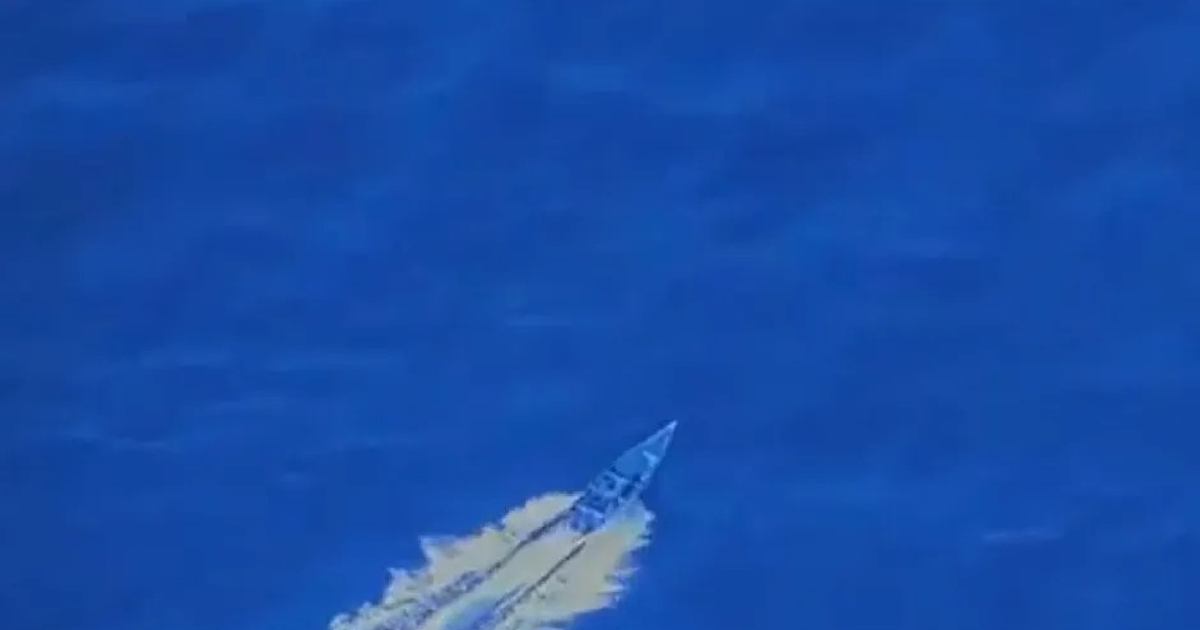 Barco navegando en el mar con olas, vinculado a un incidente militar en el Caribe.