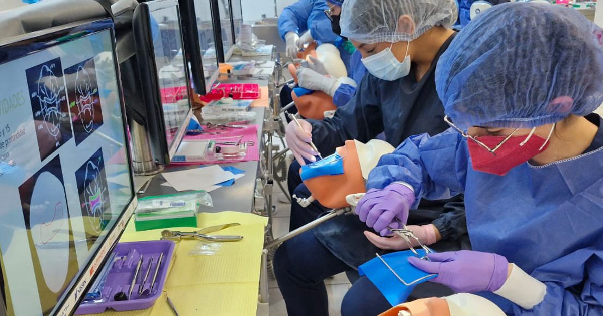 Estudiantes de odontología en práctica con maniquíes y equipos dentales en la Universidad Autónoma de Sinaloa.