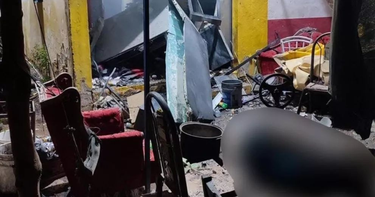 Escena de destrucción tras explosión en Valle de Urías, Mazatlán, con escombros y muebles rotos.