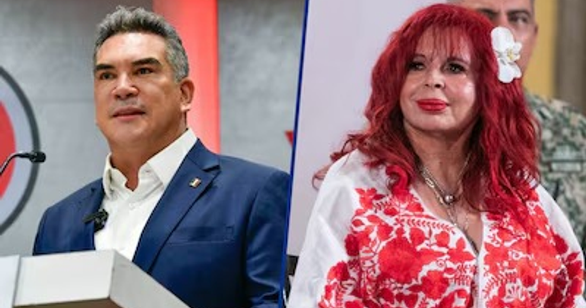 Hombre en traje hablando al micrófono junto a mujer pelirroja en conferencia sobre expropiación en Campeche.