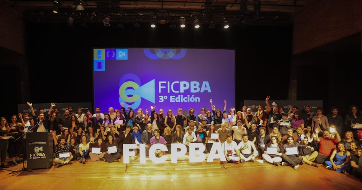 Grupo de personas celebrando en el escenario del FICPBA 3ª Edición en La Plata