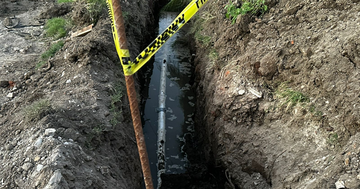 Zanja con tubo y cinta de advertencia en obra de Jumapam en Mazatlán