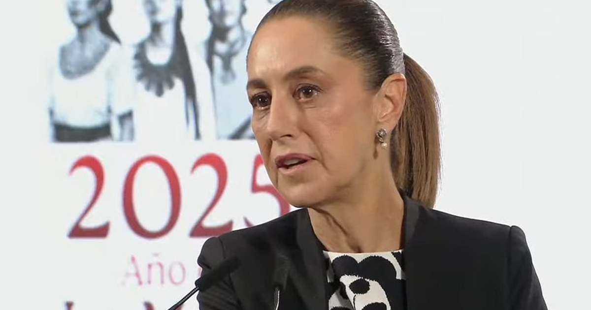 Mujer en atuendo formal presentando en evento 'Año de las Mujeres 2025'