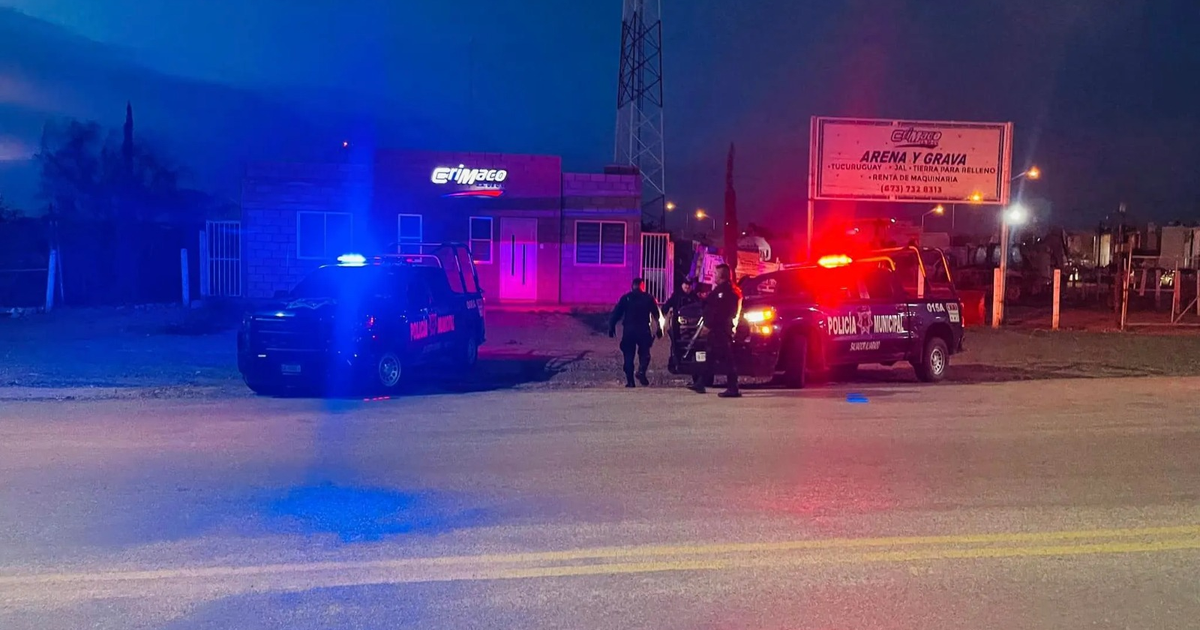 Escena nocturna con vehículos de policía y agentes en un entorno urbano, vinculada a un incidente en Sinaloa.