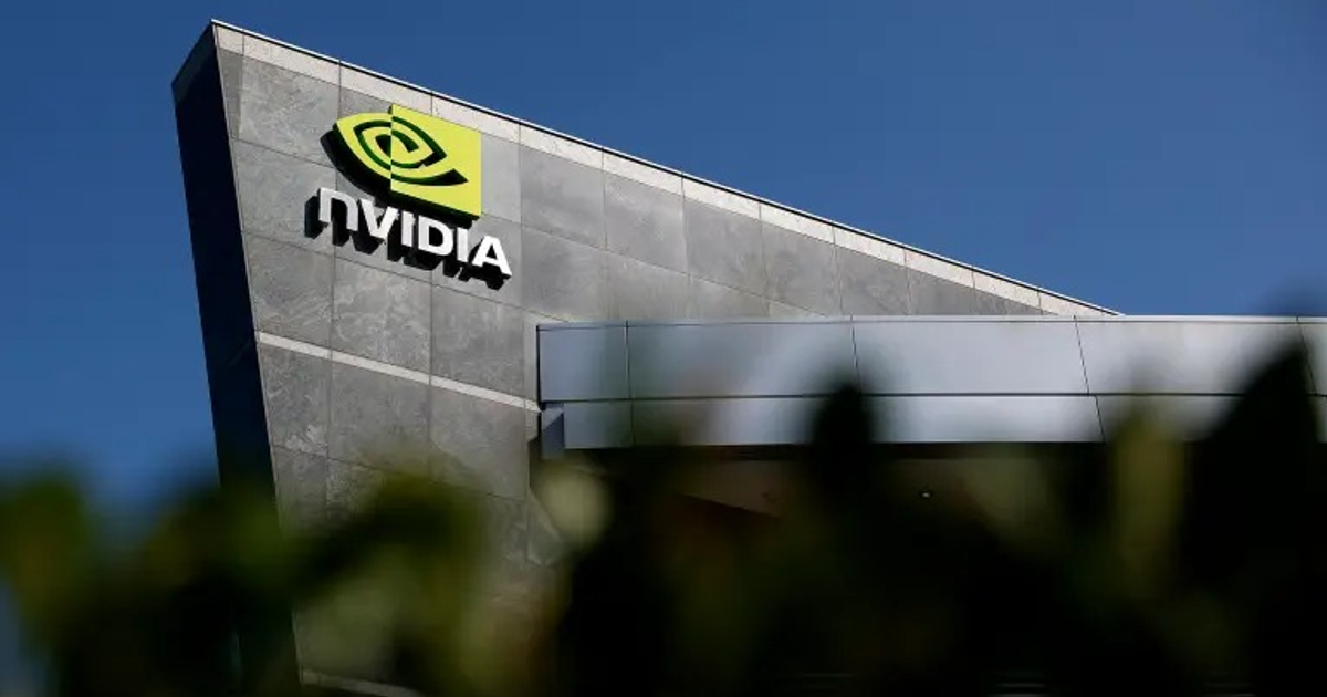 Edificio de NVIDIA con logotipo verde en un día soleado