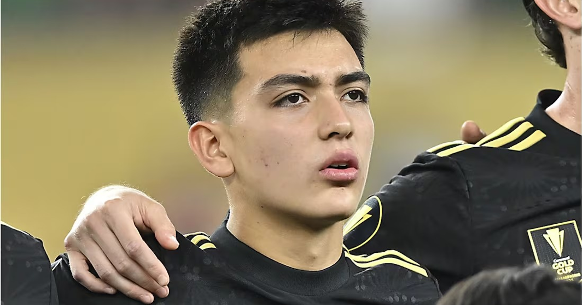 Gilberto Mora en evento formal durante el Mundial Sub 20