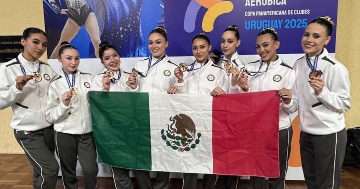 Jóvenes atletas sinaloenses con medallas de oro y bandera de México en el Campeonato Panamericano de Gimnasia Aeróbica 2025.