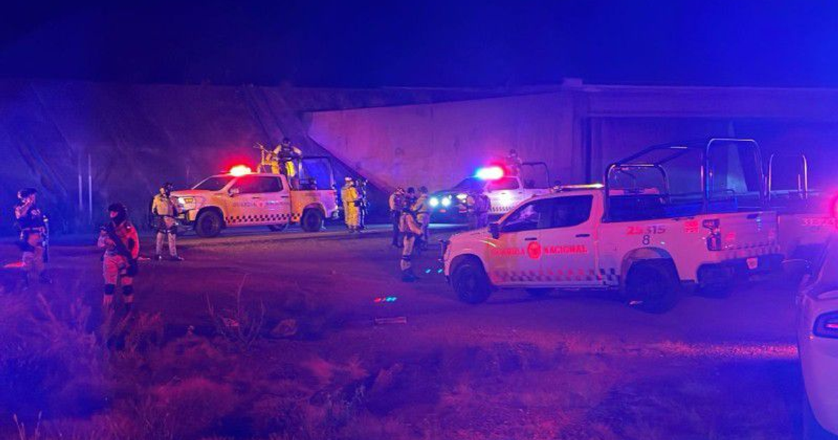 Operación nocturna de emergencia en Culiacán con vehículos de seguridad y autoridades en acción.