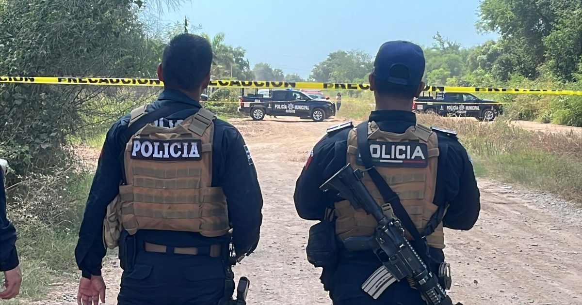 Policías municipales en escena de crimen acordonada en Guasave, Sinaloa.