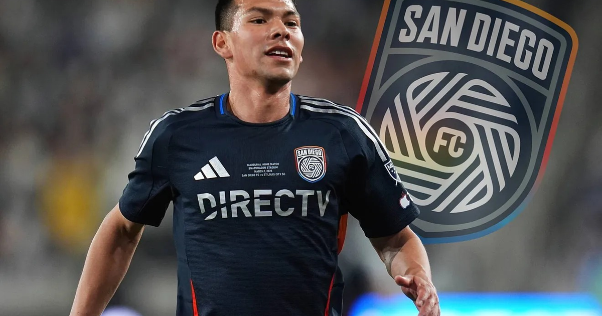 Hirving Lozano sonriente con la camiseta de San Diego FC tras su regreso al equipo.