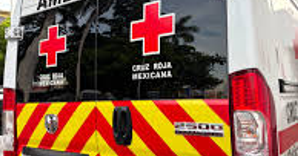 Parte trasera de una ambulancia de la Cruz Roja Mexicana con cruz roja y rayas amarillas y rojas.
