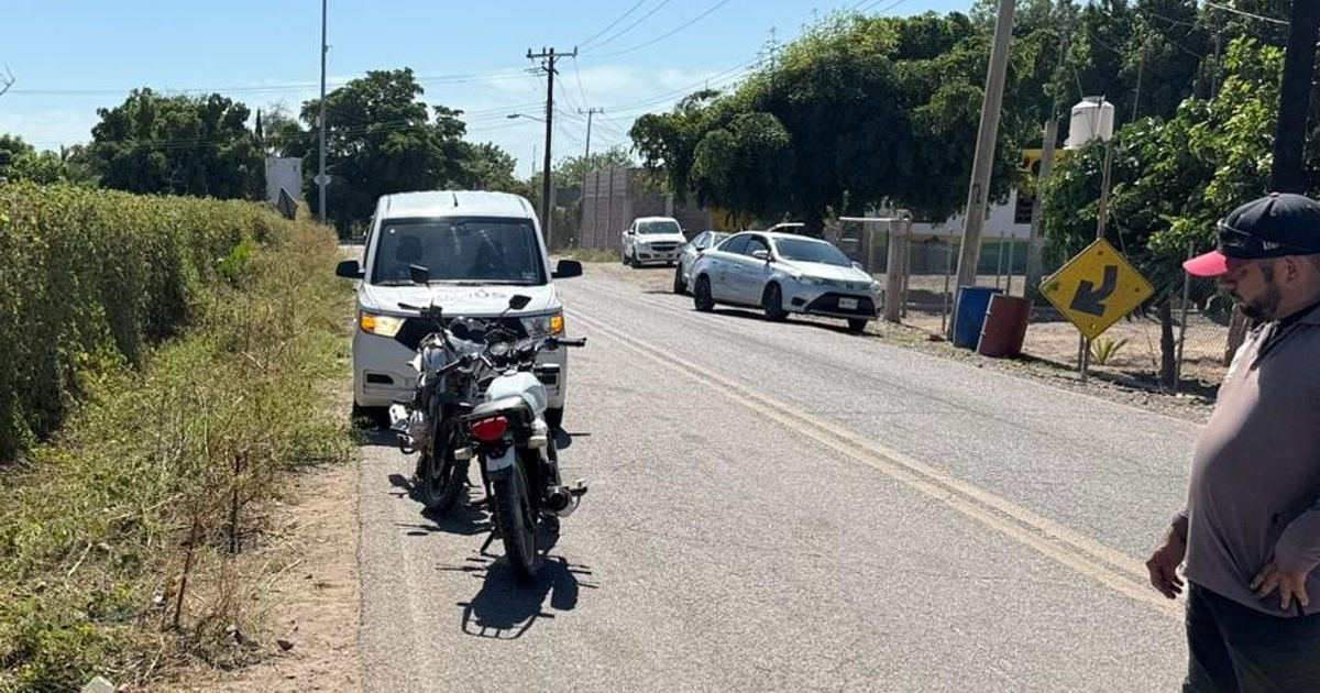 Carretera en Navolato con vehículos y señal de tráfico