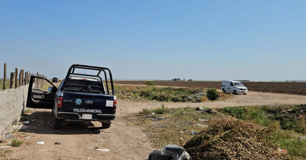 Vehículo policial en camino rural de Culiacán, relacionado con incidente en Villa Bonita