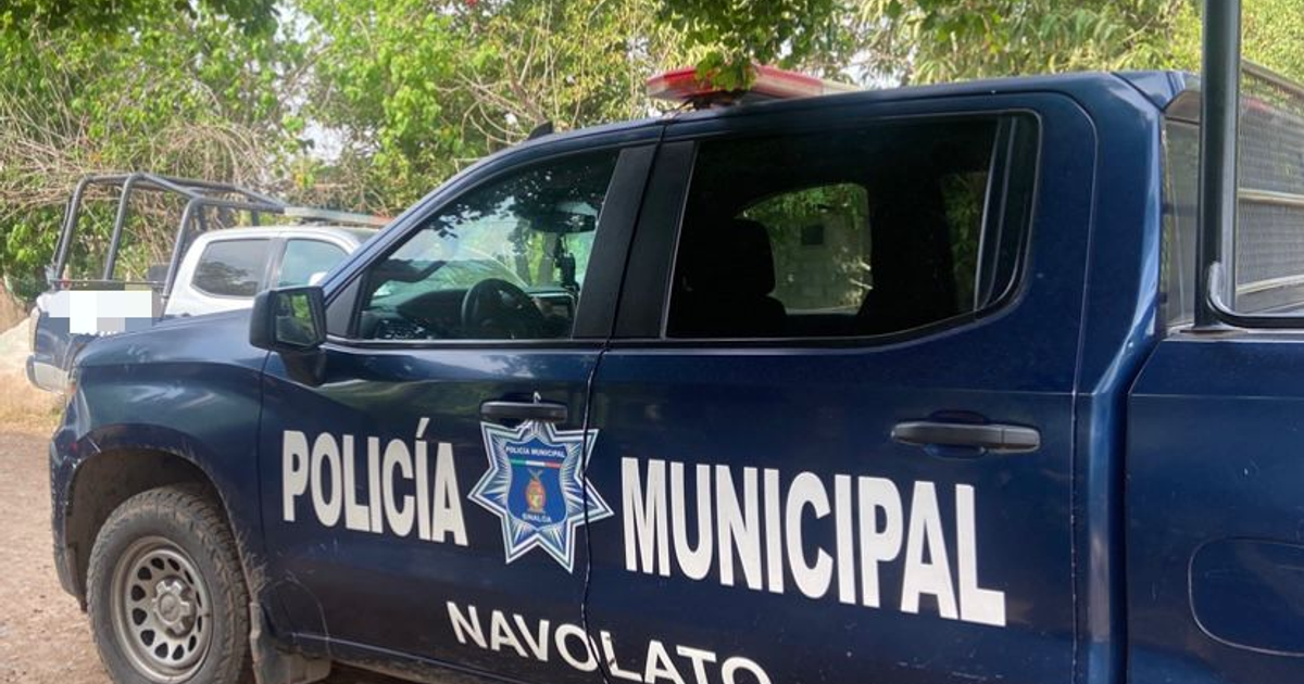 Camioneta de la Policía Municipal de Navolato en un entorno natural