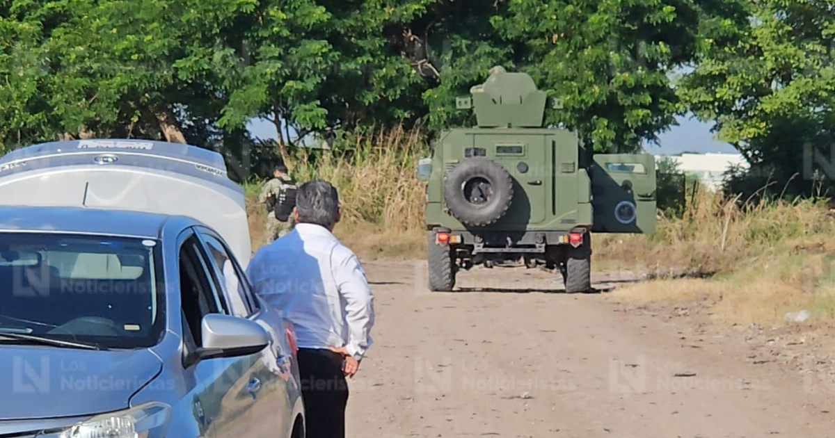 Vehículo militar verde en camino de tierra con observadores en Navolato, Sinaloa
