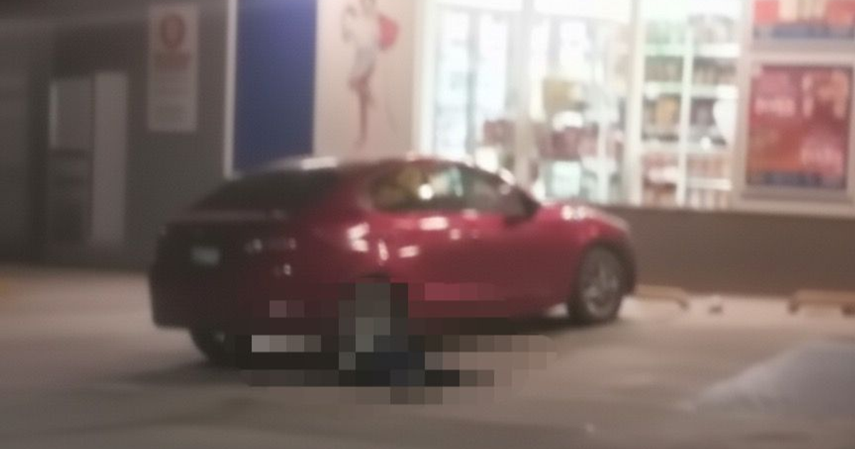 Coche rojo estacionado frente a tienda en Mazatlán, escena de crimen nocturno