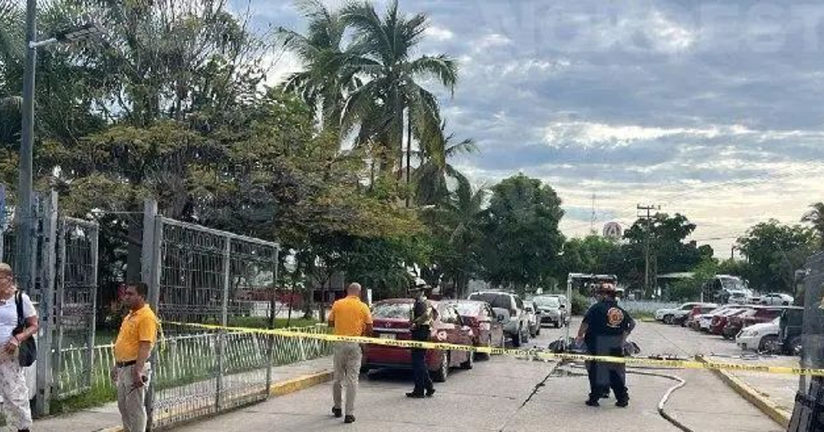 Escena de emergencia en el Hospital del ISSSTE en Mazatlán con personal de emergencia y área delimitada.