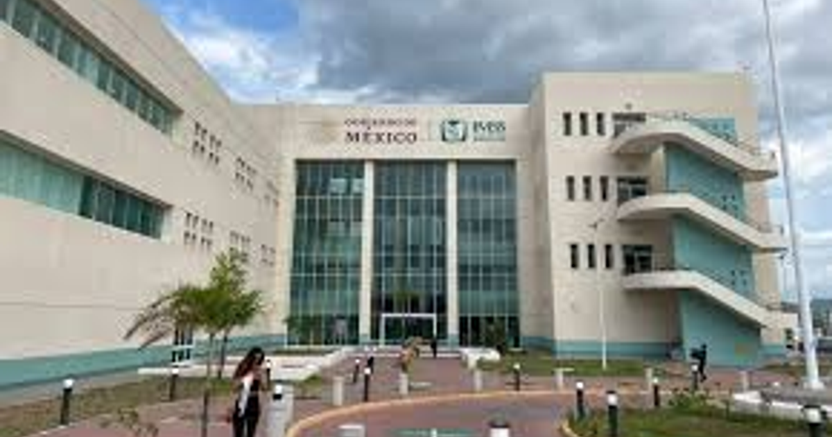 Edificio moderno de la Universidad México con ventanales y escaleras exteriores en Culiacán