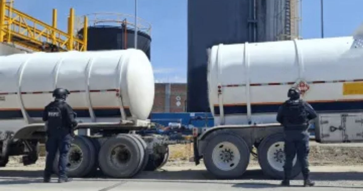 Camiones cisterna y personal de seguridad en operativo de hidrocarburos en Silao