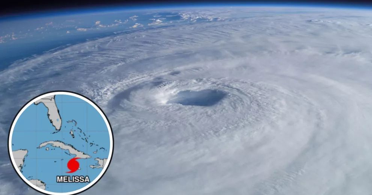 Vista aérea del huracán Melissa con vórtice visible y mapa de ubicación en el océano Atlántico.