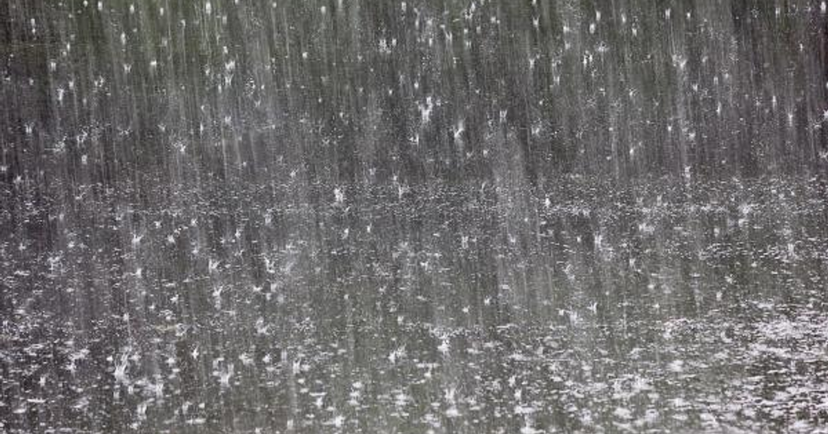 Lluvia intensa en Sinaloa debido al huracán Priscilla, con gotas de agua salpicando sobre una superficie reflejante.