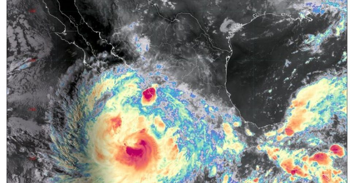 Imagen satelital del Huracán Priscilla en el Golfo de México mostrando nubes y sistemas climáticos.